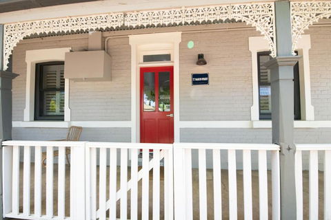 Red Door Cottage Of Orange Heritage Home - Accommodation Port Hedland 4