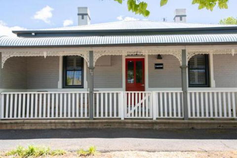 Red Door Cottage Of Orange Heritage Home - Accommodation Port Hedland 0