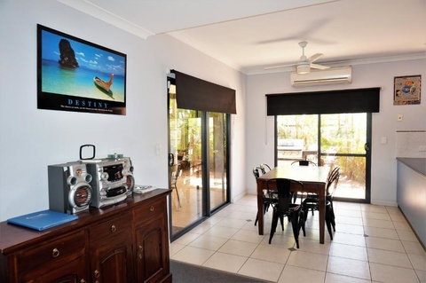 Ningaloo Breeze Villa 8 3 Bedroom Fully Self Contained Holiday Accommodation - Accommodation Port Hedland 6