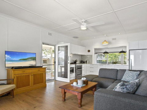 Bellevue Overlooking Serene Lake Woolumboola - Accommodation Port Hedland 1