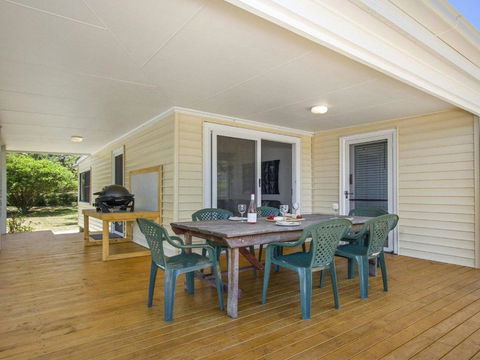 Bellevue Overlooking Serene Lake Woolumboola - Accommodation Port Hedland 4