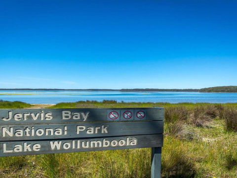 Bellevue Overlooking Serene Lake Woolumboola - Accommodation Port Hedland 3