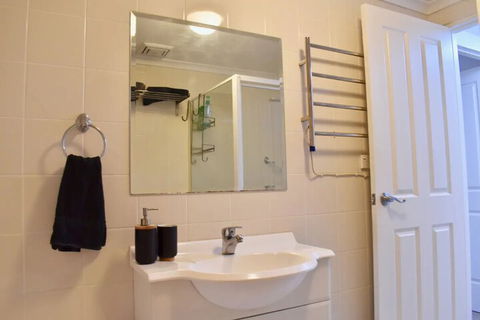 Quiet 1 Bedroom Flat In Concord - Accommodation Port Hedland 5