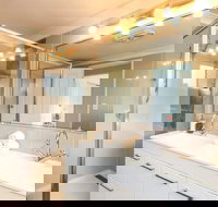 Contemporary 2 Bedroom Beachfront Apartment