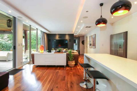 Spacious 2 Bedroom Apartment In Ascot With Large Private Garden - Accommodation Port Hedland 5