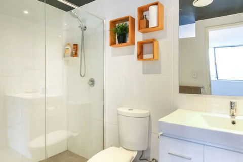 Spacious 2 Bedroom Apartment In Ascot With Large Private Garden - Accommodation Port Hedland 3