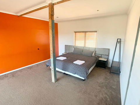 The Daydawn Dairy Perched High Simple Living & What A View! - Accommodation Port Hedland 4