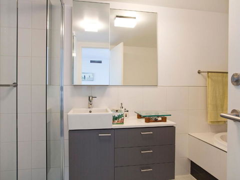 LORNE CHALET APARTMENT 10 Ask About Midweek Deals - Accommodation Port Hedland 2