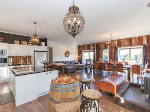 Oak & Barrel / 7 Twynam Street - Accommodation Port Hedland 4