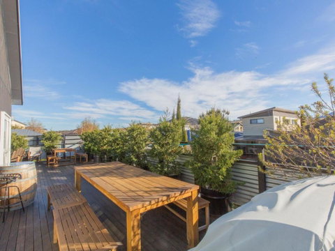 Oak & Barrel / 7 Twynam Street - Accommodation Port Hedland 6