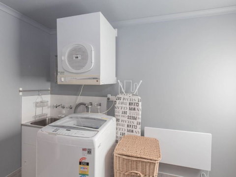 Oak & Barrel / 7 Twynam Street - Accommodation Port Hedland 1