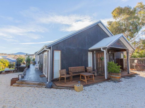 Oak & Barrel / 7 Twynam Street - Accommodation Port Hedland 2