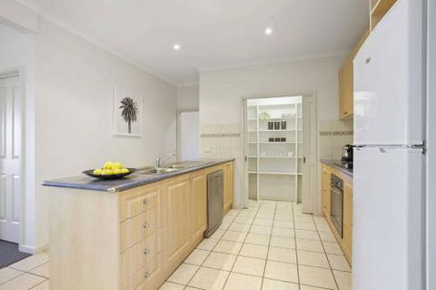 APOLLO BAY HOLIDAY HOUSE Walk To Beach + Wifi - Accommodation Port Hedland 3