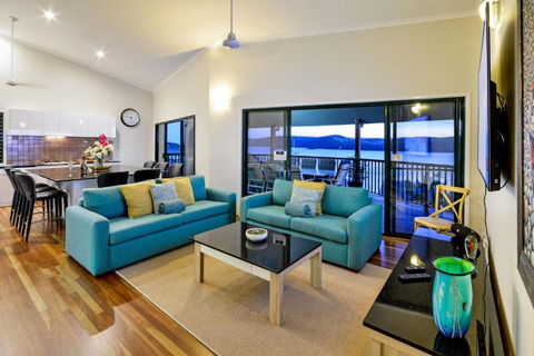 NEWLY BEAUTFULLY RENOVATED 16 The Casuarina 3 Bedroom House With 180 Degree Ocean Views - Accommodation Port Hedland 6