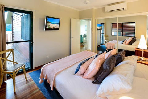 NEWLY BEAUTFULLY RENOVATED 16 The Casuarina 3 Bedroom House With 180 Degree Ocean Views - Accommodation Port Hedland 1