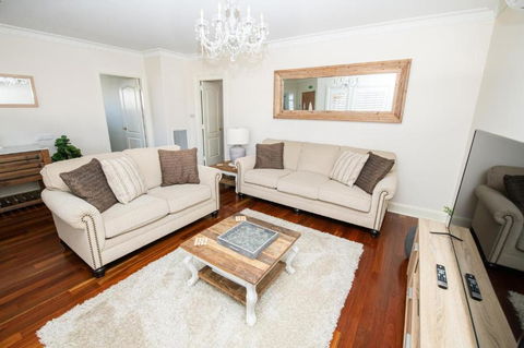 Roselawn Entertainer Large & Luxurious Sleeps 12 - Accommodation Port Hedland 3