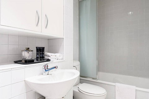 LUCY Stylish City Vibe & Views - Accommodation Port Hedland 4