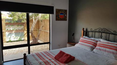 Red Ochre â€“ Large 1BR With Private Courtyard - Accommodation Port Hedland 5