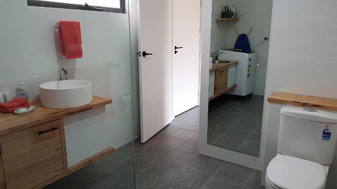 Red Ochre â€“ Large 1BR With Private Courtyard - Accommodation Port Hedland 2