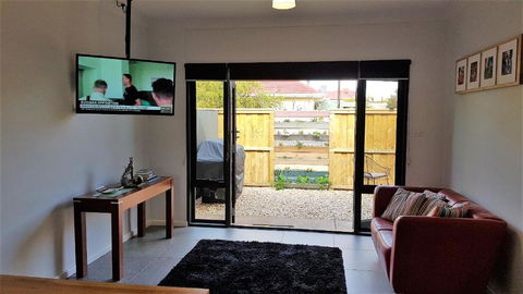 Red Ochre â€“ Large 1BR With Private Courtyard - Accommodation Port Hedland 1