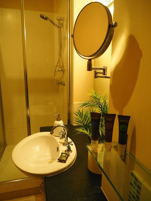 Master Suite With Private Entrance - Accommodation Port Hedland 3