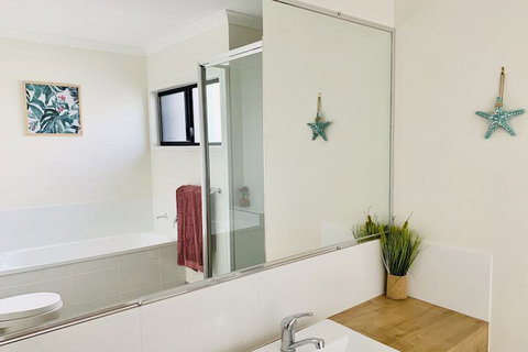 WHITSUNDAY Spacious & Comfortable Moments From Picturesque Boardwalk - Accommodation Port Hedland 5