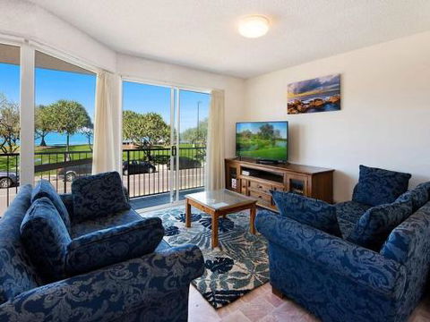 Kings Beach Ocean Front Views Private Balcony Overlooking Kings Beach - Accommodation Port Hedland 3