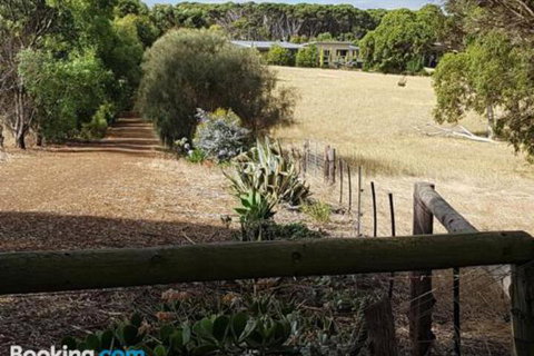 The Old Picnic Ground At Ironstone B & B - Accommodation Port Hedland 5