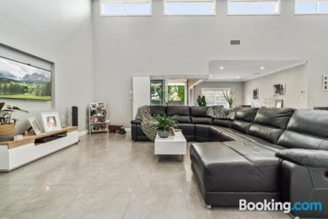 Wentworth Estate 5 Bedroom Luxury Home Sleeps 12 - Accommodation Port Hedland 3