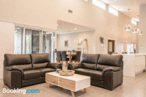 Wentworth Estate 5 Bedroom Luxury Home Sleeps 12 - Accommodation Port Hedland 4