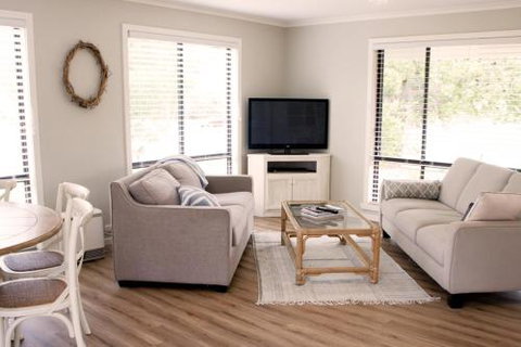 Charlottes Honor River & Golf Cottage - Accommodation Port Hedland 0