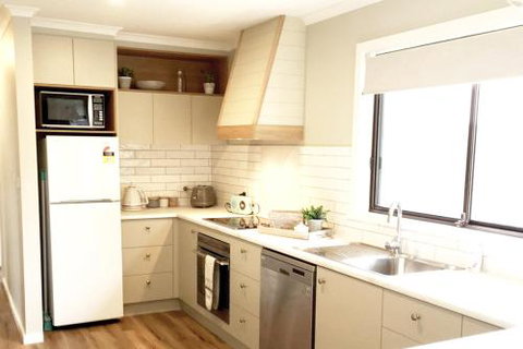 Charlottes Honor River & Golf Cottage - Accommodation Port Hedland 4