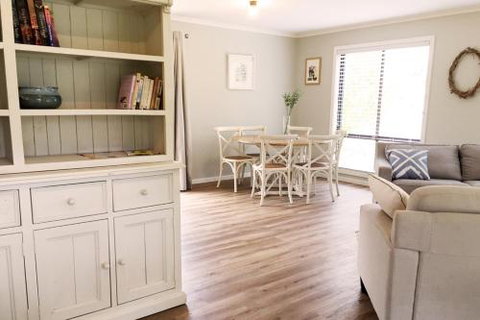 Charlottes Honor River & Golf Cottage - Accommodation Port Hedland 3