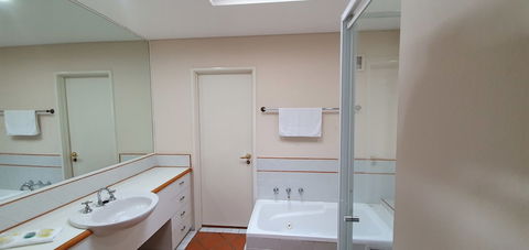 Sea Breeze Luxury Holiday Apartment Accommodation - Accommodation Port Hedland 6