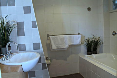 Adelaide DressCircle Apartments - Ward St - Accommodation Port Hedland 0