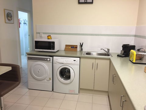 Lyreen's Apartment B&B - Accommodation Port Hedland 5