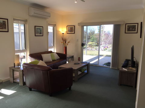 Lyreen's Apartment B&B - Accommodation Port Hedland 0