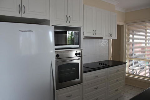 Lake Boga Waterfront Holiday House - Accommodation Port Hedland 4