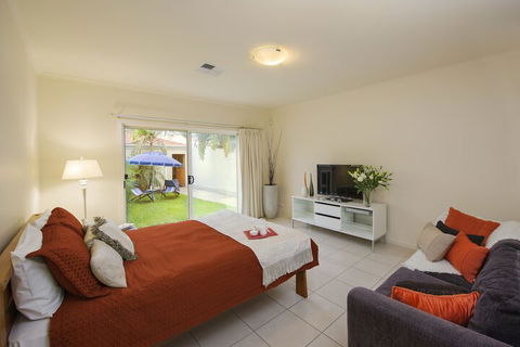 Adelaide Luxury Beach House - Accommodation Port Hedland 1