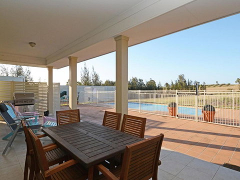 Silver Springs (4br) Cottage With Wifi Views Olives & Space . Fireplace Views Olives & Space - Accommodation Port Hedland 2