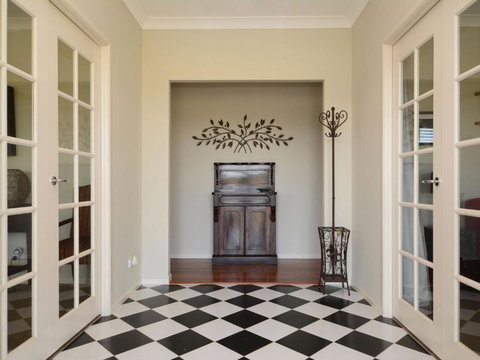 Silver Springs (4br) Cottage With Wifi Views Olives & Space . Fireplace Views Olives & Space - Accommodation Port Hedland 4