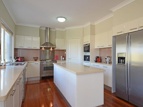 Silver Springs (4br) Cottage With Wifi Views Olives & Space . Fireplace Views Olives & Space - Accommodation Port Hedland 1