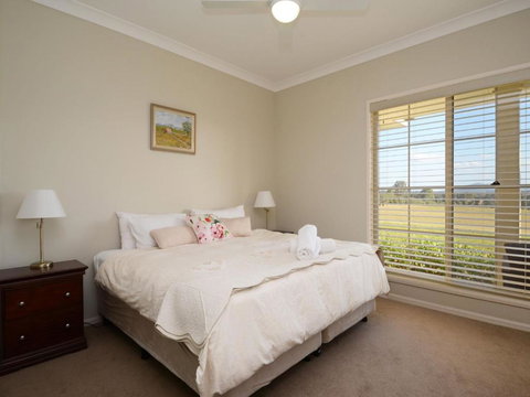 Silver Springs (4br) Cottage With Wifi Views Olives & Space . Fireplace Views Olives & Space - Accommodation Port Hedland 6