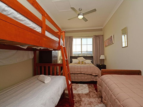 Silver Springs (4br) Cottage With Wifi Views Olives & Space . Fireplace Views Olives & Space - Accommodation Port Hedland 3