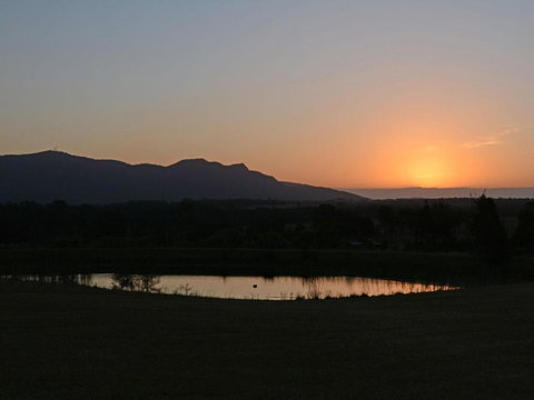 Silver Springs (4br) Cottage With Wifi Views Olives & Space . Fireplace Views Olives & Space - Accommodation Port Hedland 5