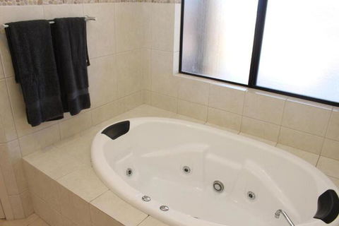The Lighthouse Beachfront Accommodation - Accommodation Port Hedland 3