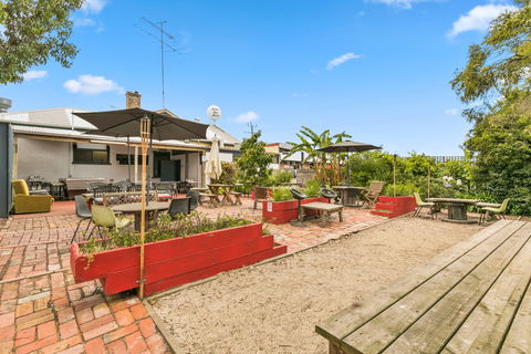 Archies Couch - Accommodation Port Hedland 0