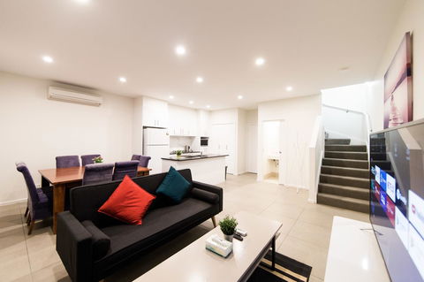 3BR Townhouse Double Garage Walk To Lake Ginninderra - Accommodation Port Hedland 0