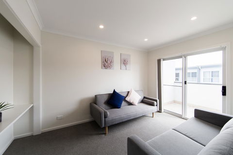 3BR Townhouse Double Garage Walk To Lake Ginninderra - Accommodation Port Hedland 3