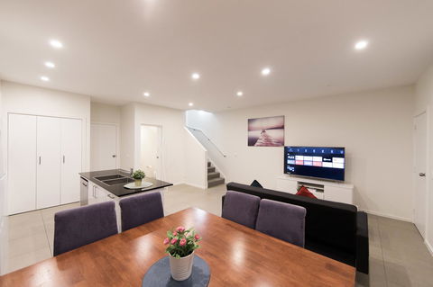3BR Townhouse Double Garage Walk To Lake Ginninderra - Accommodation Port Hedland 1